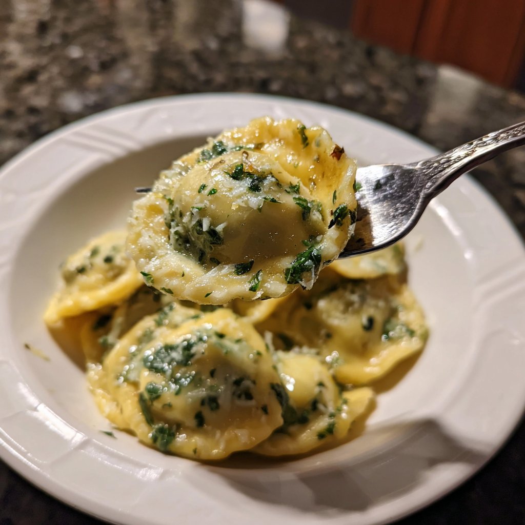 Ravioli mit Spinat und Butter-Salbei-Sauce